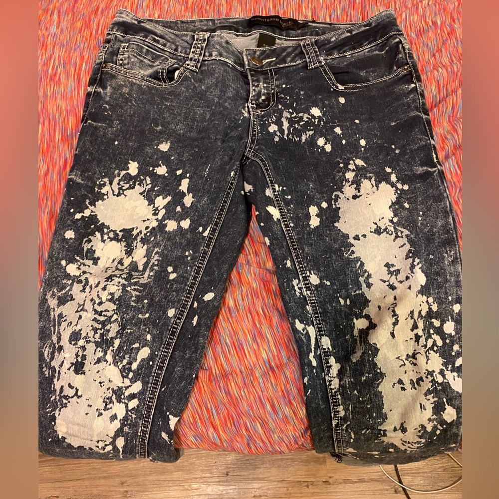 TwentyOneBlack: 5/6R Stretch: Paint Splattered/Bleach tie dye Skinny jean/capri
